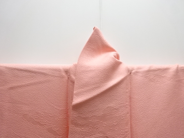  未使用品　雲取りに梅唐草・芝草模様織り出し一つ紋色無地着物